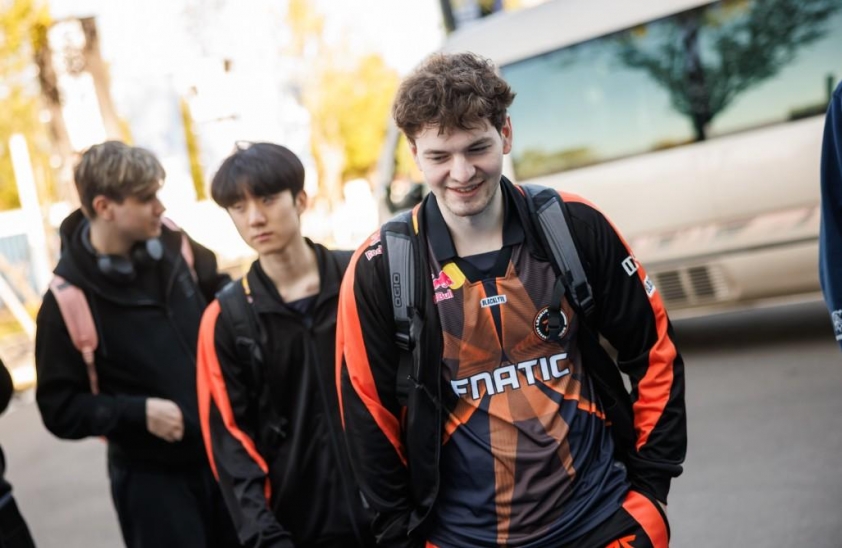 Trận đấu giữa FNC và MKOI tại CKTG 2025