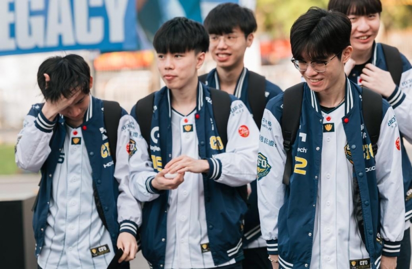 Zeka với fan tại khán đài