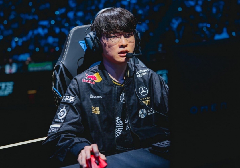 Faker cùng đội hình T1 trong trận đấu với AL