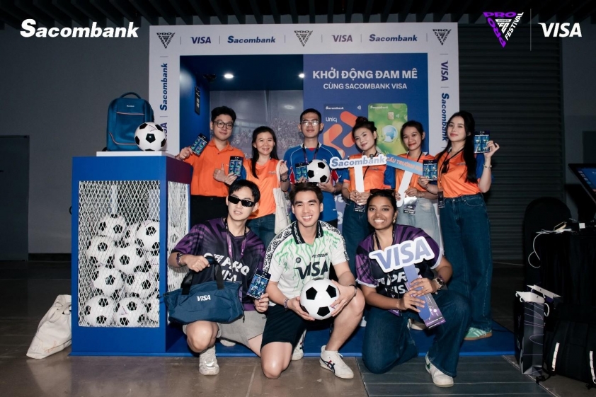 Các fan FC Mobile checkin tại gian hàng Sacombank