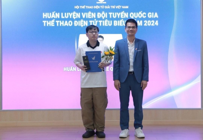 SofM trong vai trò huấn luyện viên SofM làm huấn luyện viên tại KeSPA Cup