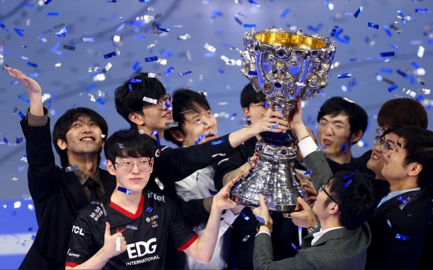 Scout cùng đội hình EDG vô địch CKTG 2021