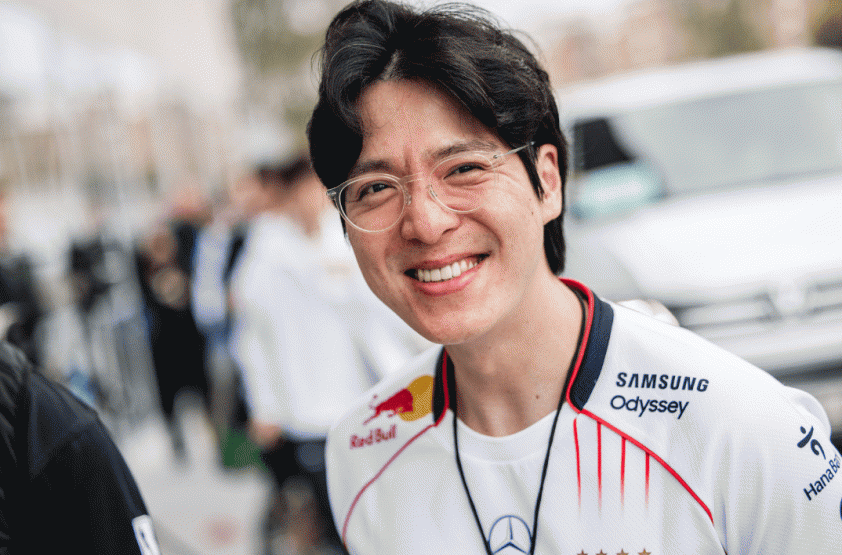 HLV kkOma cùng đội T1 chuẩn bị cho trận chung kết