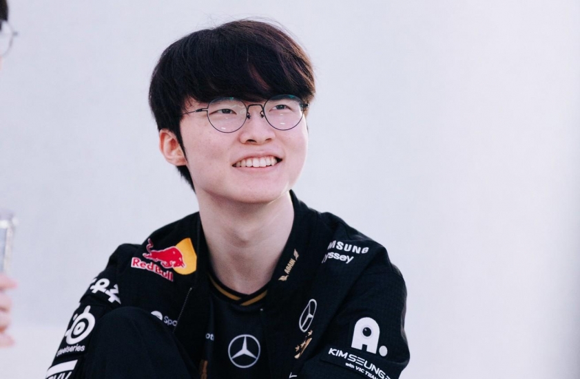 Không chỉ đánh bại đối thủ, Faker còn 'outplay' cả fan nữ T1 trong lần đầu lên sóng Faker tương tác cùng fan nữ trong livestream