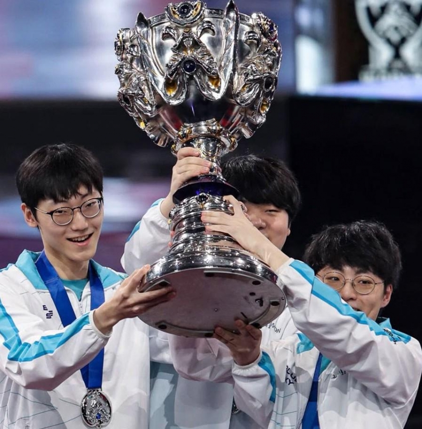 Cựu vương CKTG 2020 đang code game thay thế LMHT Nuguri với tham vọng phát triển tựa game mới