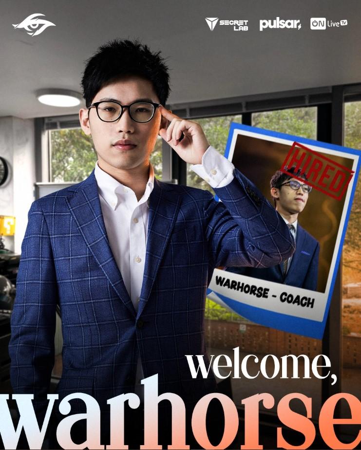 Nóng: TSW bất ngờ chiêu mộ thành công cựu vương CKTG HLV Warhorse trong bộ vest xanh